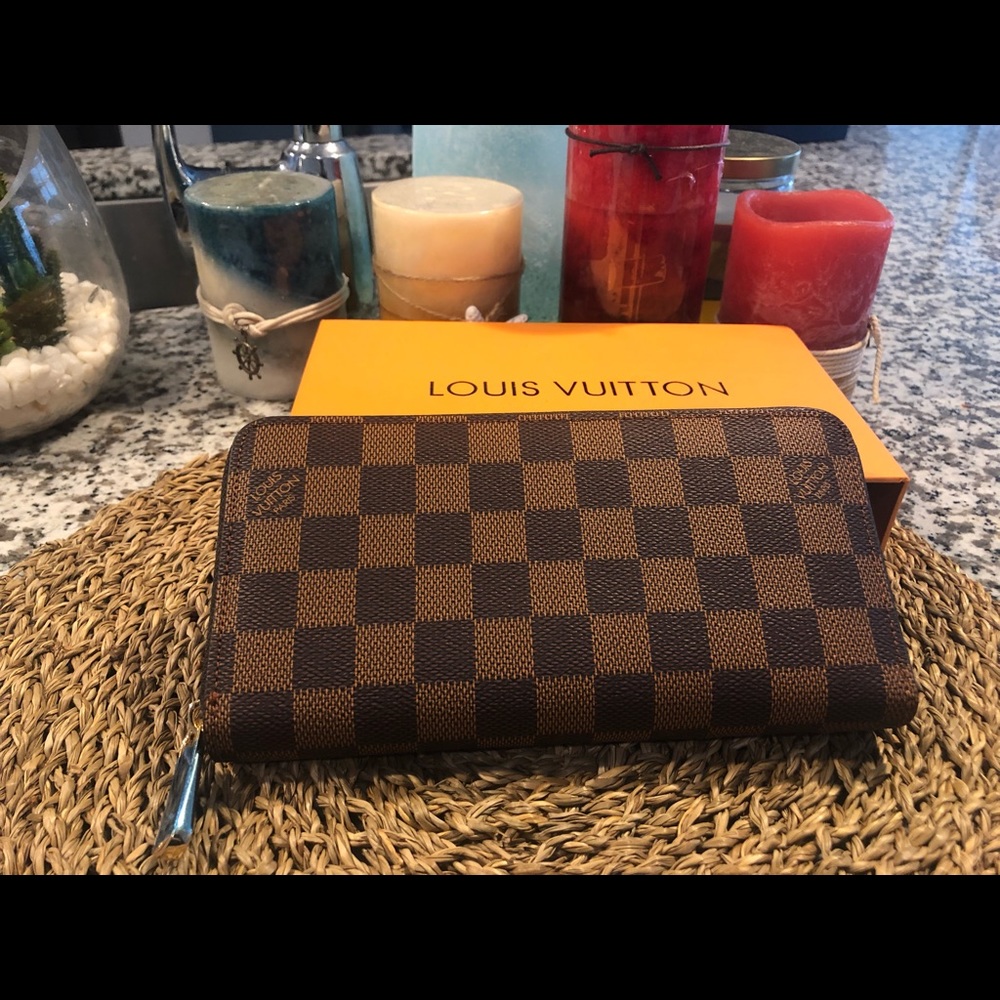 Louis Vuitton Zippy wallet. New (Never used)